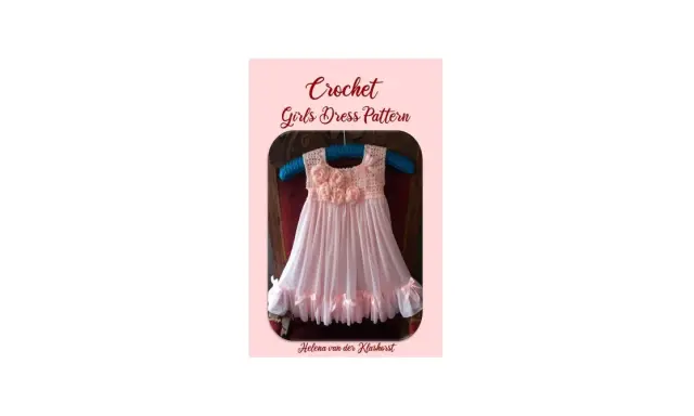 Patrones de vestidos de ganchillo y tela para niña. Un vestido rosa pálido con corpiño de ganchillo y falda de gasa, adornado con flores y lazos.