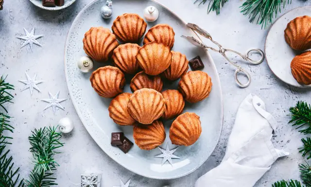 Goldbraune Madeleines, perfekt für ein Weihnachtsfest. Dieses Madeleines Rezept ist ein Genuss!