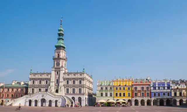 Zamość miasto idealne: Ratusz i kolorowe kamienice na Rynku Wielkim. Słoneczny dzień, błękitne niebo.