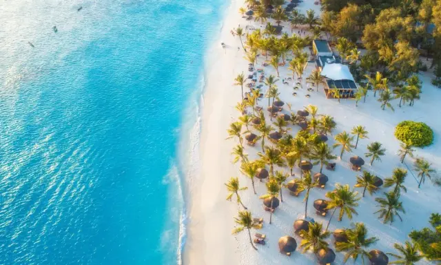 Rajska plaża na Zanzibarze, idealna na wakacje. Kiedy jechać? Najlepiej w porze suchej, od czerwca do października.