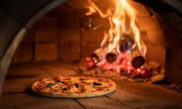 Na jakim trybie piec pizzę? Odkryj sekrety idealnego spodu!