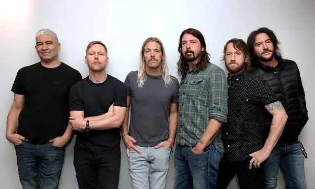 Medlemmar av Foo Fighters poserar för en gruppbild.