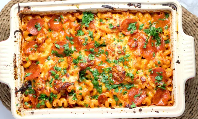 Herzhafter Nudelauflauf mit Pepperoni und Käse, perfekt zum auflauf einfrieren für später. Frisch mit Petersilie garniert.