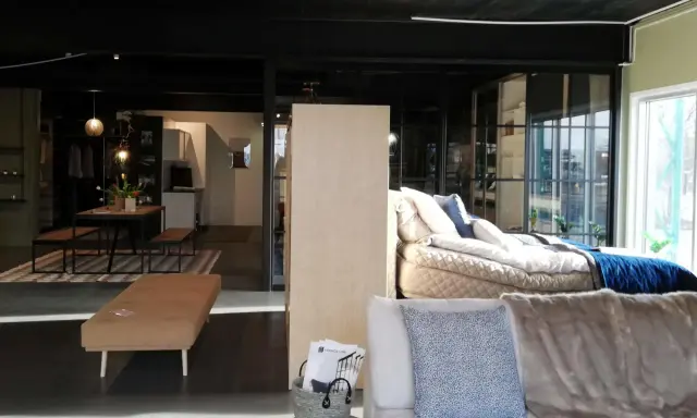 En garderob som rumsavdelare skapar en smart och stilren lösning för att dela upp ytor i hemmet.