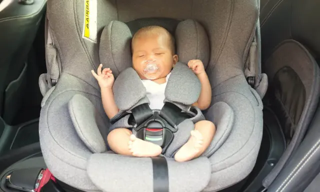 Bebé dormido en su silla de coche, un paso clave para como acostumbrar a un bebé al coche y viajar seguros.