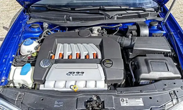 Silnik VR6 R32 w niebieskim aucie.