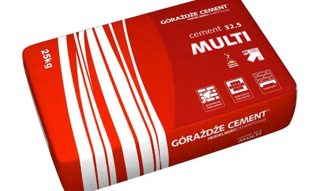 Worek cementu Górażdże MULTI 25 kg z białymi pasami na czerwonym tle.