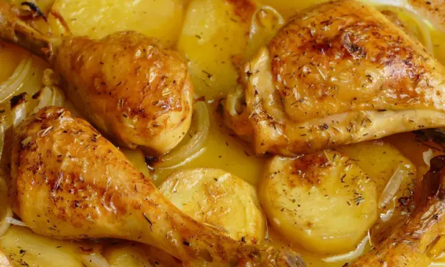 Pollo asado con patatas y cebolla, una de las mejores recetas con pollo.