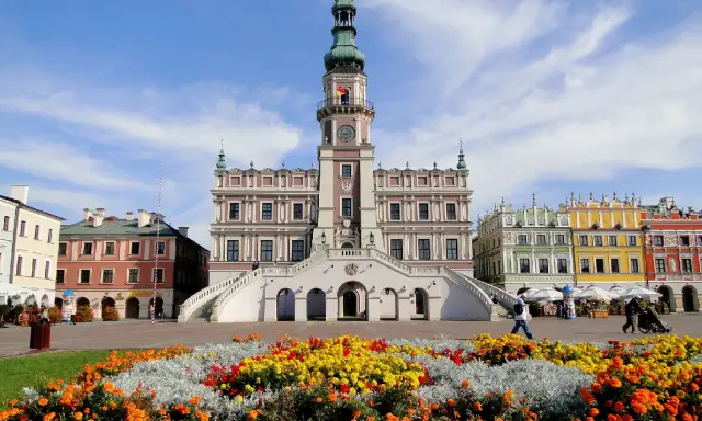 Kolorowe kamienice i Ratusz na Rynku Wielkim w Zamościu. Zamość atrakcje zachwycają o każdej porze roku.