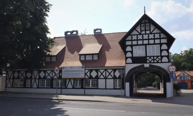 Zabytkowa kamienica w Żaganiu, z charakterystyczną architekturą szachulcową, to jedna z atrakcji miasta.