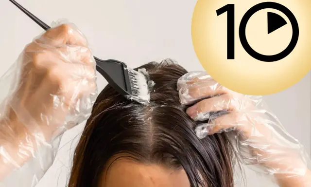 Guida per imparare come fare la tinta da sola a casa. Mani con guanti applicano la tinta sui capelli. Cerchio giallo con numero 10.