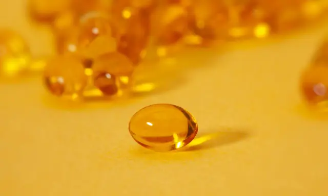Cápsulas de aceite de pescado, destacando los omega 3 beneficios y contraindicaciones.