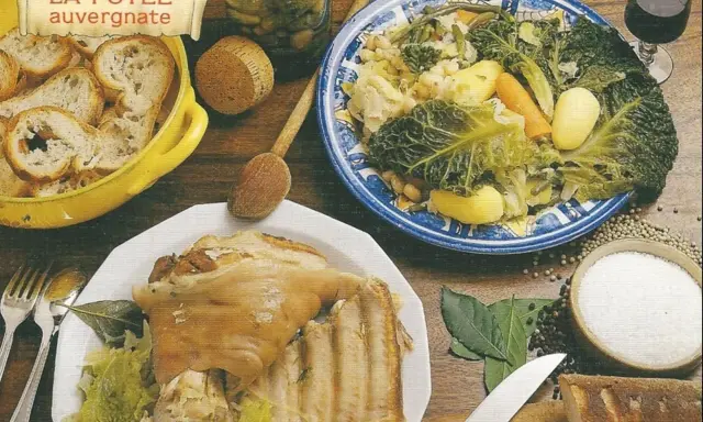 La potée auvergnate, un plat généreux, met en avant les spécialités du Massif Central : viande, légumes et pain.