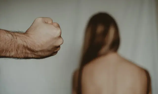 Mąż znęca się psychicznie? Jak się uwolnić i odzyskać życie.