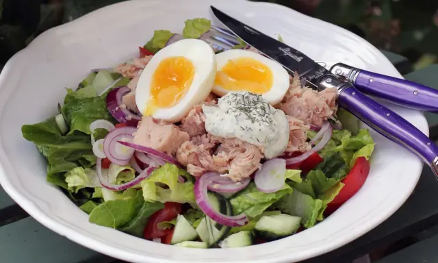 En härlig tonfisk sallad med ägg, lök och krämig dressing. Perfekt för en lätt lunch.