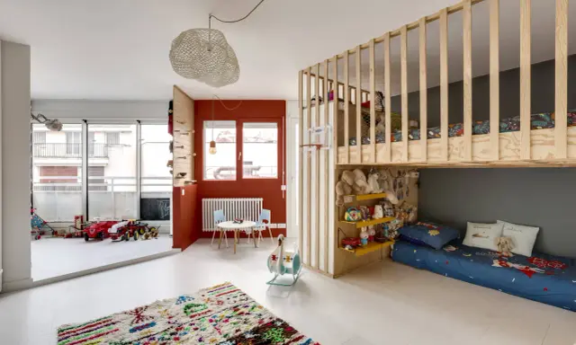 Chambre d'enfant colorée avec lit mezzanine, jouets et solutions d'organiser chambre enfant.