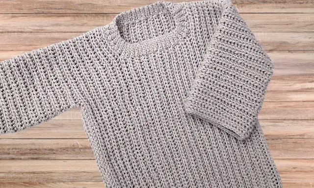 Jersey de punto gris con un diseño de patrón de punto grueso, ideal para un patrón jersey.