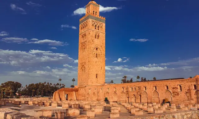 Der Koutoubia-Minarett in Marrakesch, ein Zeugnis der reichen Geschichte Marokkos. Die Frage, wie alt ist Marokko, wird durch solche Bauwerke beantwortet.