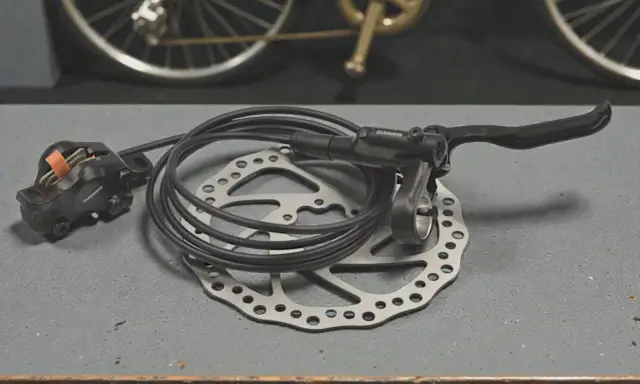 Zestaw do hamulców tarczowych Shimano: zacisk, manetka i tarcza. Gotowe do montażu tarczy hamulcowej w rowerze.