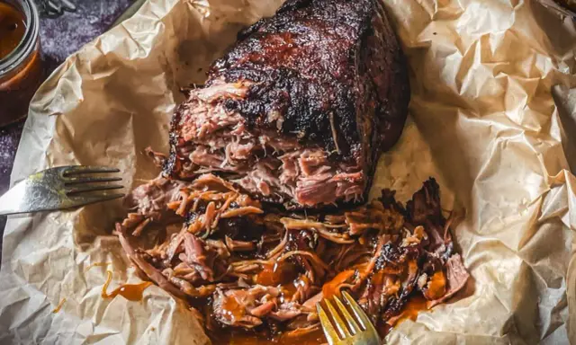 Saftiges Pulled Pork, perfekt für Ihre nächsten Grillrezepte mit Fleisch. Zart und geschmackvoll, mit einer köstlichen Sauce übergossen.