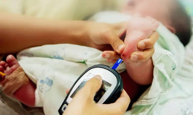 Misurazione glicemia neonato con glucometro, un piccolo prelievo per monitorare il diabete neonatale.