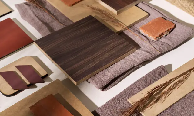 Tutti i colori del legno: campioni scuri e chiari, tessuti e mattoni creano una composizione materica.