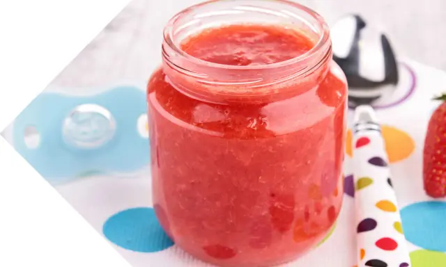 Purée de fraise maison, parfaite pour bébé. Une recette simple et délicieuse.