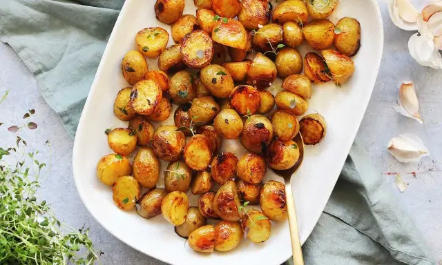 Ugnsrostade småpotatisar med vitlök och timjan, ett perfekt potatis recept för alla tillfällen.