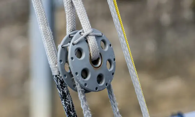 Système de poulies avec cordages en Dyneema, offrant une résistance exceptionnelle pour les manœuvres de voile.