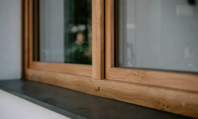 Drewniane okno w kolorze winchester, przypominającym naturalne drewno dębowe. Eleganckie i ciepłe.