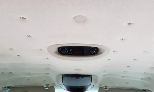 Techo de coche con luces LED y control de climatización. El detalle de cómo pegar techo coche con estas luces crea un ambiente estrellado.
