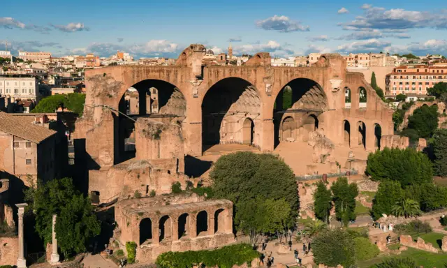 Ruiny w Rzymie, idealne na podróż z Lublina. Wspaniałe łuki i antyczna architektura na tle błękitnego nieba.