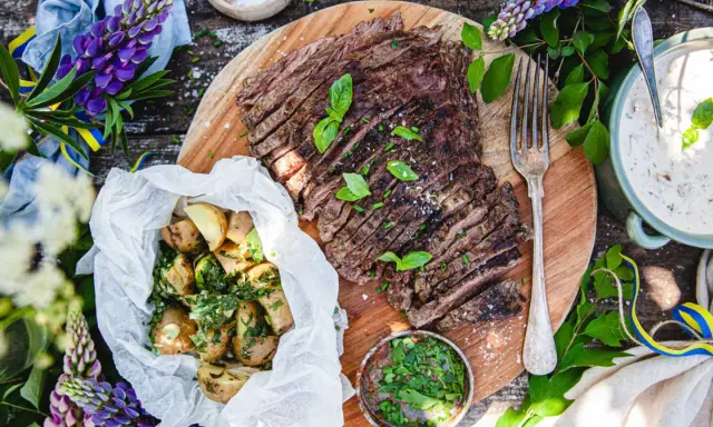 Grilla flapsteak med somriga potatisar och en krämig sås. Perfekt för midsommar!