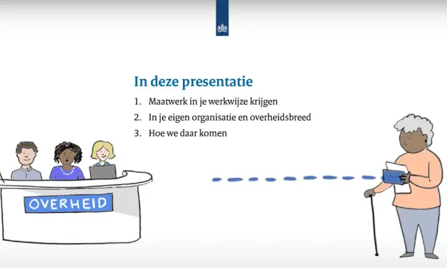 Een oudere vrouw met een wandelstok ontvangt post. De overheid, met drie medewerkers achter een balie, biedt hierbij discretionaire ruimte.