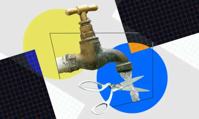 Grifo con agua cayendo sobre tijeras. ¿Quién paga la factura de esta fuga de agua?