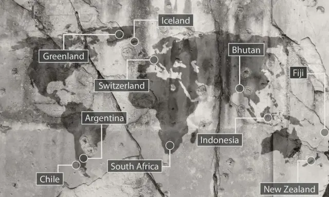 Mapa świata z zaznaczonymi miejscami, gdzie wyjechać w razie wojny: Argentyna, Chile, Islandia, Grenlandia, Szwajcaria, Bhutan, Fidżi, Indonezja, RPA, Nowa Zelandia.