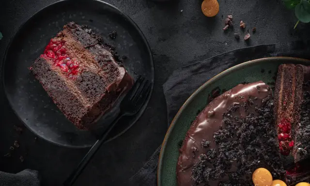 Saftiger Schokoladenkuchen mit Himbeerfüllung und Schokoladenglasur. Dieses schokoladige Rezept verspricht puren Genuss.