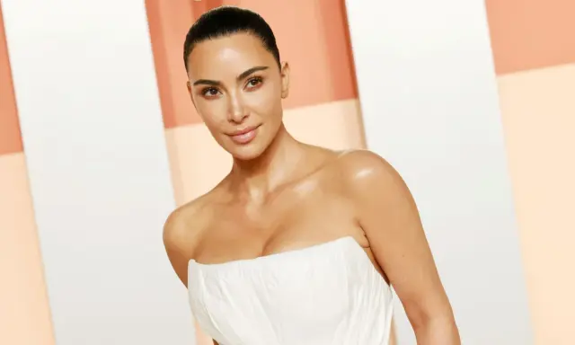 Kim Kardashian con pelle luminosa, un look da red carpet che fa pensare a come funziona la crema autoabbronzante per un effetto naturale e radioso.