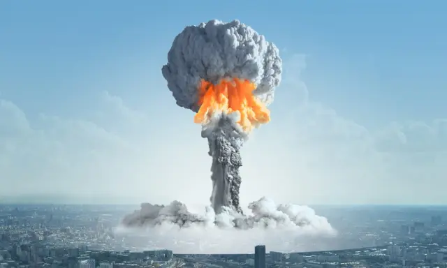 Grzyb atomowy nad miastem. Zastanawiasz się, ile trwa promieniowanie po bombie atomowej? To przerażająca wizja.