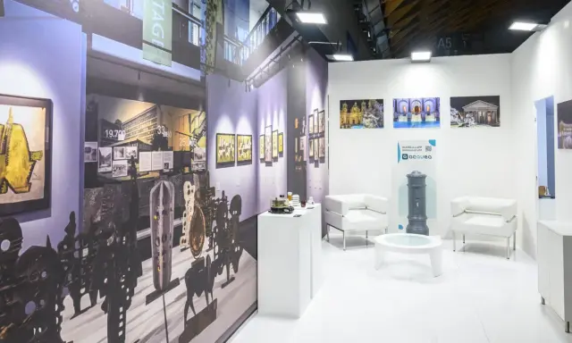Stand espositivo con opere d'arte e arredi moderni, pronto per il meeting Rimini 2026.
