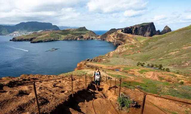 Wanderweg auf Madeira mit atemberaubendem Blick auf die Küste. Perfekt für deine 1 Woche Madeira Tipps!