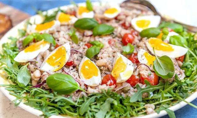 En härlig tonfisksallad med ägg, tomater och basilika, perfekt som en lätt lunch eller middag. Dressing till tonfisksallad är hemligheten bakom smaken.