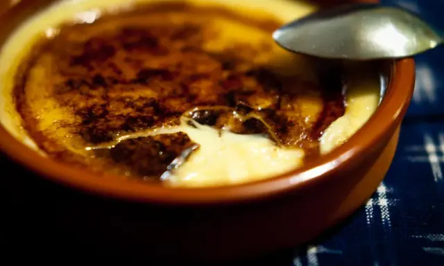Crema catalana recién hecha, con su capa crujiente de caramelo y el interior cremoso listo para ser disfrutado.