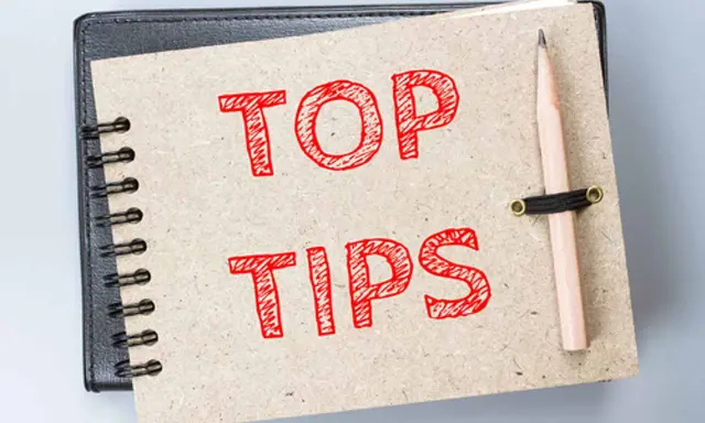 Notatnik z napisem "TOP TIPS" i ołówkiem. Idealne wskazówki, jak nauczyć się angielskiego.