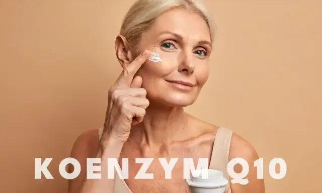 Kobieta aplikuje krem z koenzymem Q10 na skórę wokół oczu. Koenzym Q10 na co? Na odmłodzenie i regenerację.