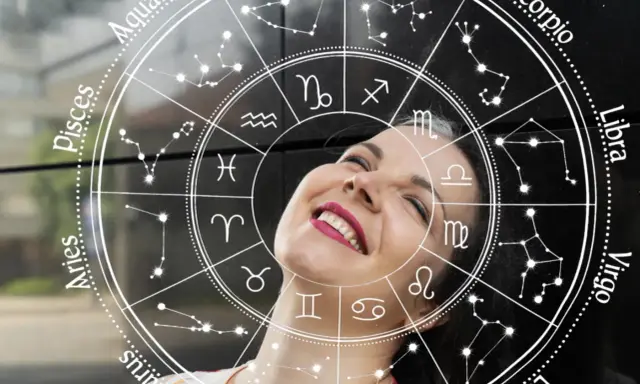 Uśmiechnięta kobieta na tle koła zodiaku, gdzie widoczny jest horoskop dzienny - skorpion.
