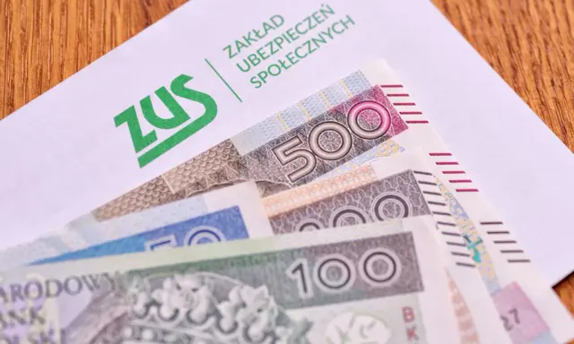 ZUS i polskie banknoty, symbolizujące świadczenia, w tym emeryturę pomostową.