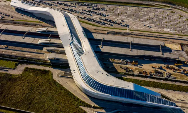 Stazione Afragola, capolavoro dell'architetto Zaha Hadid, vista dall'alto. Un'onda bianca che abbraccia i binari.