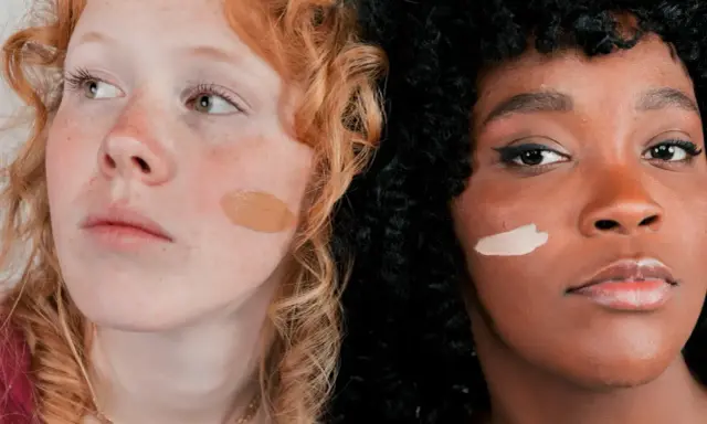Dos mujeres, una pelirroja pecosa y otra de piel oscura, muestran diferentes tonos de piel con muestras de maquillaje.