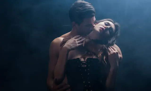 Para, obejmujący kobietę w gorset, jak w opowiadania erotyczne filmy.